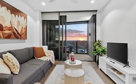 River Glow At Queens Wharf Level 43 Including Parking, Pool, And Views